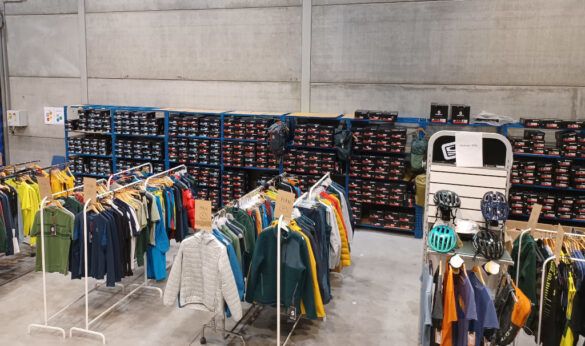 Het magazijn van Scott Belux in Kortenberg is omgetoverd tot 1 grote Scott winkelruimte (foto: Scott RR)