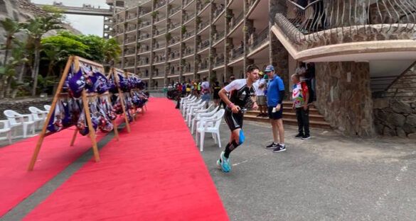 Tim Van Hemel begint aan de 21 km lopen in de Challenge Gran Canaria triatlon (foto: 3athlon.nl)