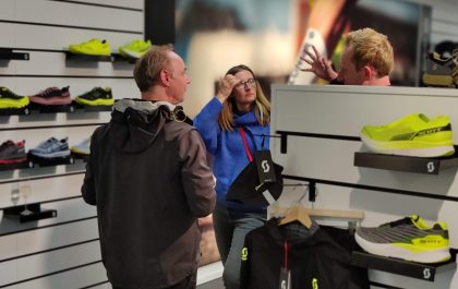 Dries Busselot legt alles over de Scott schoenen uit in de showroom van Scott (foto; 3athlon.be)