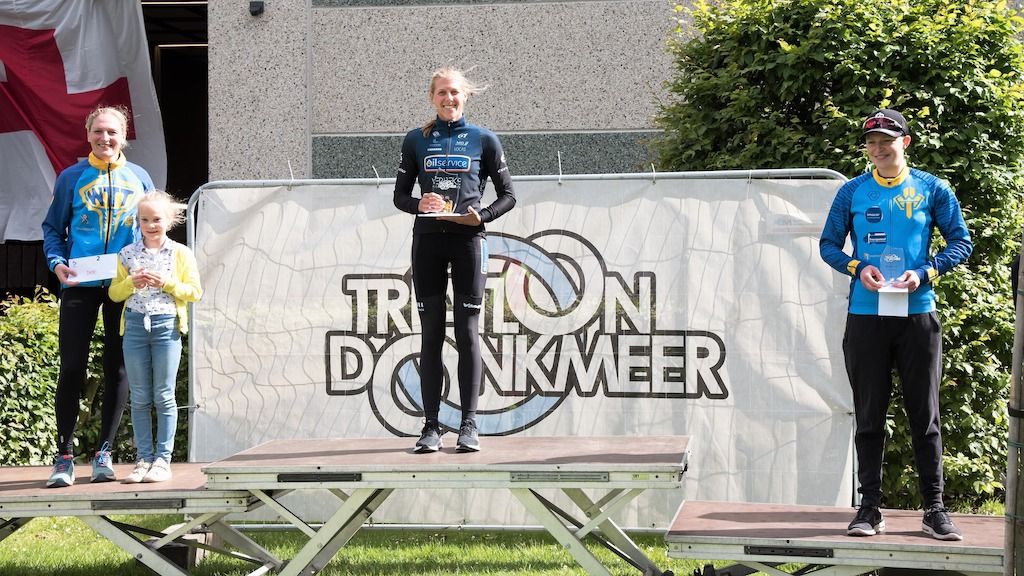 Eline De Smedt als winnares op het podium van de Donkmeer-triatlon (foto:  Wim Arbijn RR)