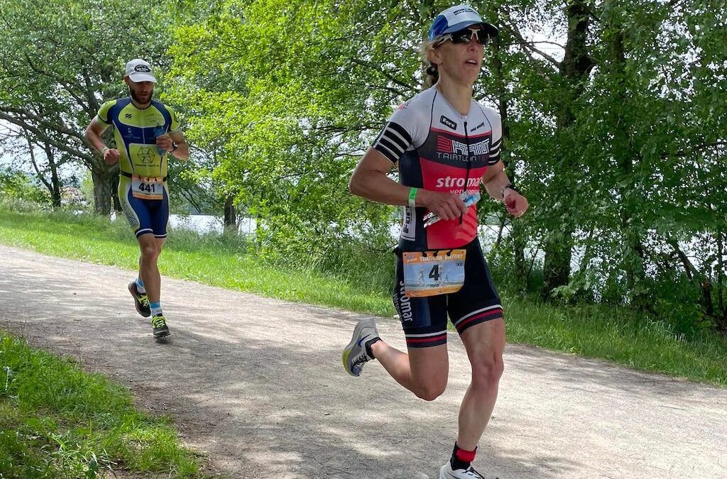 Heidi Wouters pakt tweede plaats, twee Belgische mannen in top-vijf in lastige halve triatlon in Belfort