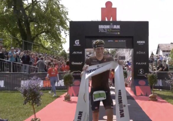 De Duitse triatleet Justus Nieschlag wint de 70.3 Ironman Kraichgau (foto; 3athlon.nl)