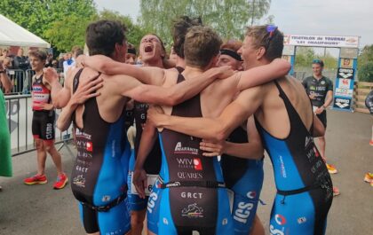 De triatleten van KTT vieren de Belgische titel ploegentriatlon in Doornik (foto: 3athlon.be)