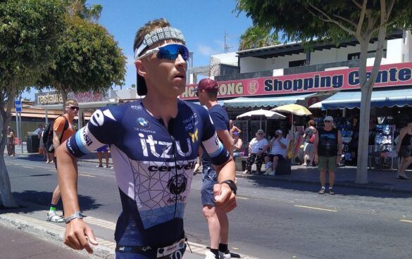 Kenneth Vandendriessche liep sterk in de afsluitende marathon en pakte de winst in de Ironman Lanzarote (foto; Marianne Wens RR)