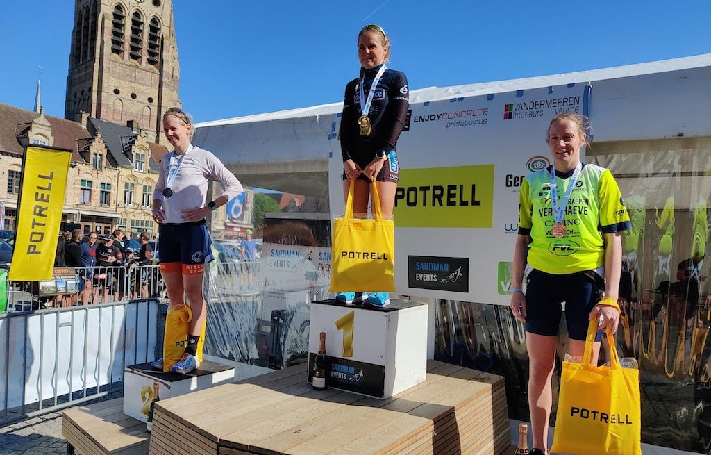 Linde Herreman als winnares op het elite podium in Veurne (foto: 3athlon.be)