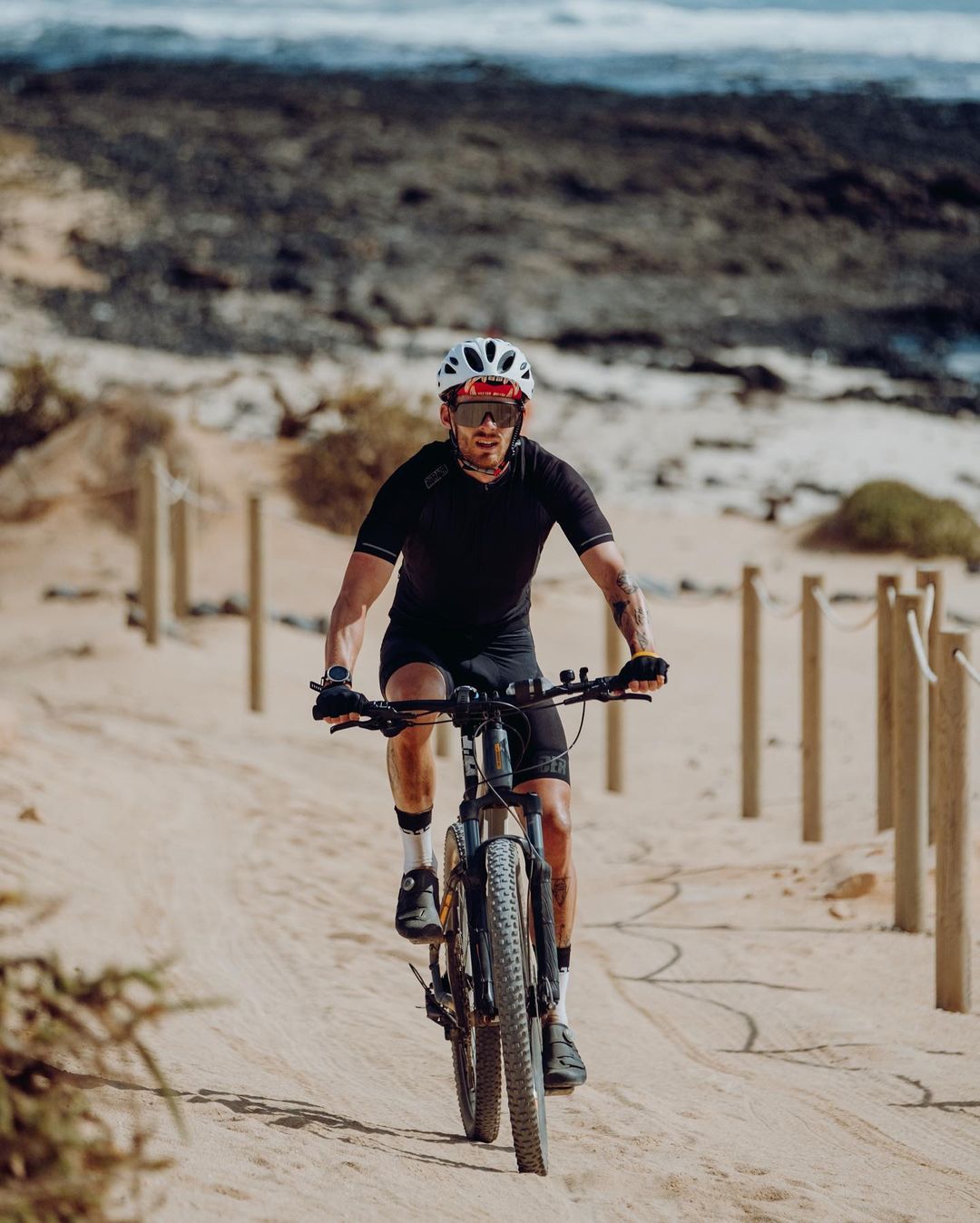 Matthieu Bonne bezig aan 180 km mountainbiken in het onherbergzame La Graciosa, de laatste van zijn 8 Islands challenge (foto: Stef Reynaert/Instagram Matthieu Bonne RR)