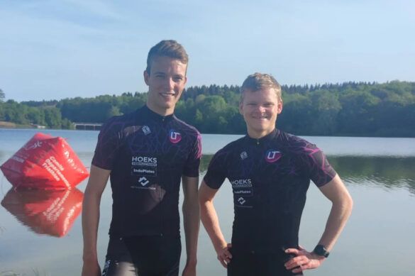 Lommelse triatleten Niels Vanhove (l) en Pieter Vanderhenst (r) bij het meer van Val-Joly voor de Valtriman (foto: Lommelse Triatleten RR)