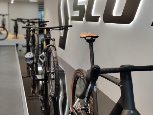 Het nieuwe hoofdkwartier van Scott in Nederland met een mooie collectie Scott-fietsen (foto; 3athlon.be)