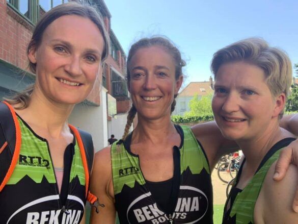 Tanja Versluys (l) met mede Ratjes Griet De Wulf en Elke Vranckx bij de triatlon van Brugge in 2019 (foto; Rat Race Team Oudenaarde RR)