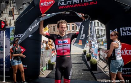 Tom Vander Hoogerstraete wint de Ros Beiaard Triatlon in Dendermonde (foto: Finishfoto.be/Jim De Sitter)