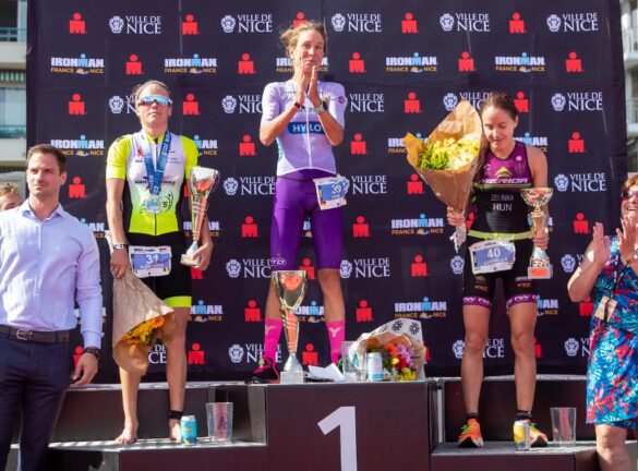 Alexandra Tondeur 2de in de Ironman Nice, op het podium met winnares Svenja Thoes (foto: Ironman France RR)