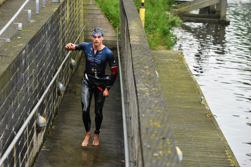 Triatleet Bram Van der Plas komt als eerste uit het water in De Peerdevisscher triatlon in Oostduinkerke (foto: Sandman Events RR)