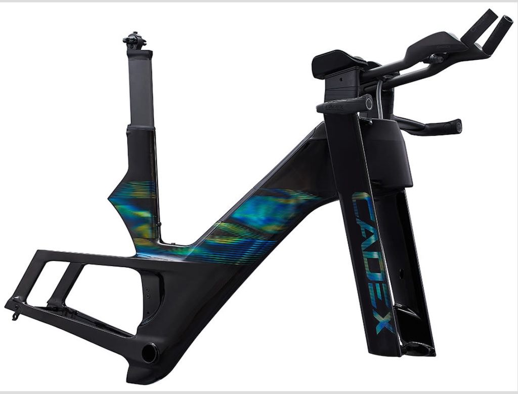 Het frame van de Cadex Tri Bike in de Aurora kleurstelling (foto: 3athlon.be)