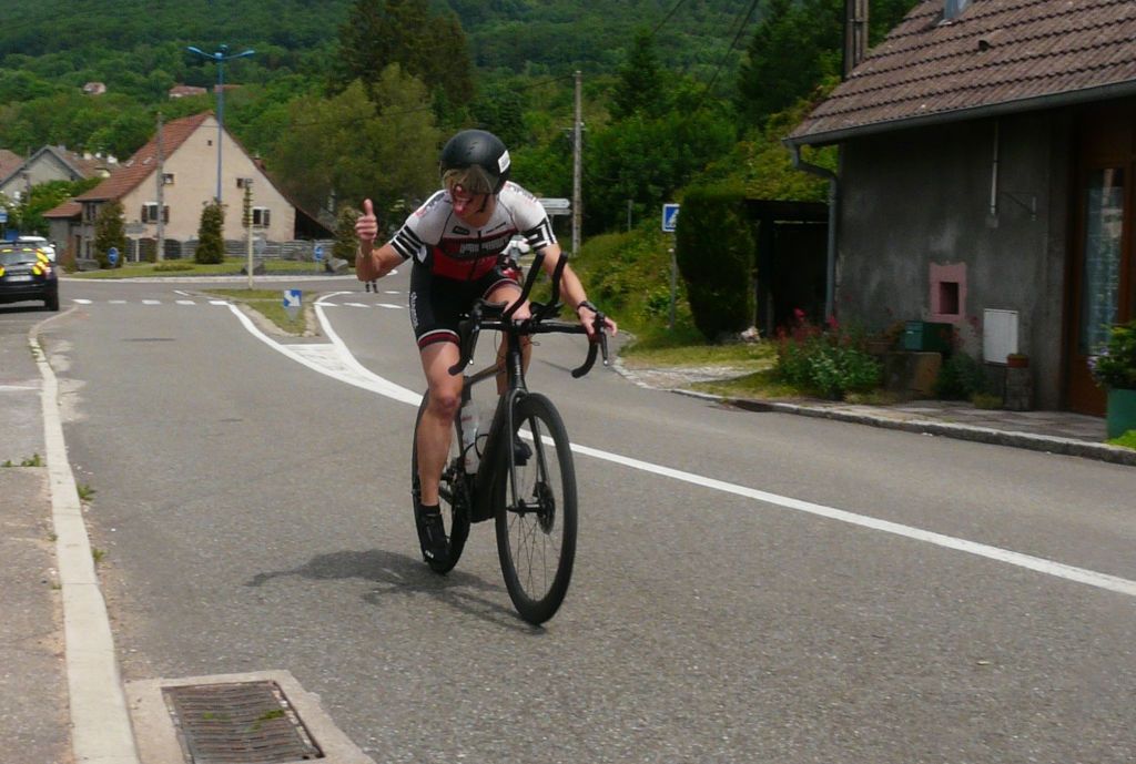 Heidi Wouters amuseert zich op de fiets tijdens de Triathlon de Belfort (foto: Heidi Wouters RR)