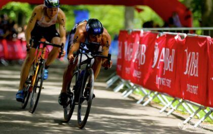 Jelle Geens op de fiets aan de leiding met Lasse Luhrs in de Mixed Team Relay in Leeds (foto: World Triathlon/Ben Lumley)