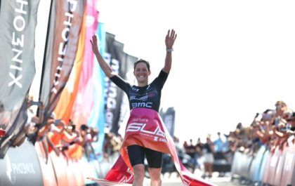 Kat Matthews verpulvert de 8 uur grens op de volledige triatlon (foto: Sub8 Pho3nix RR)