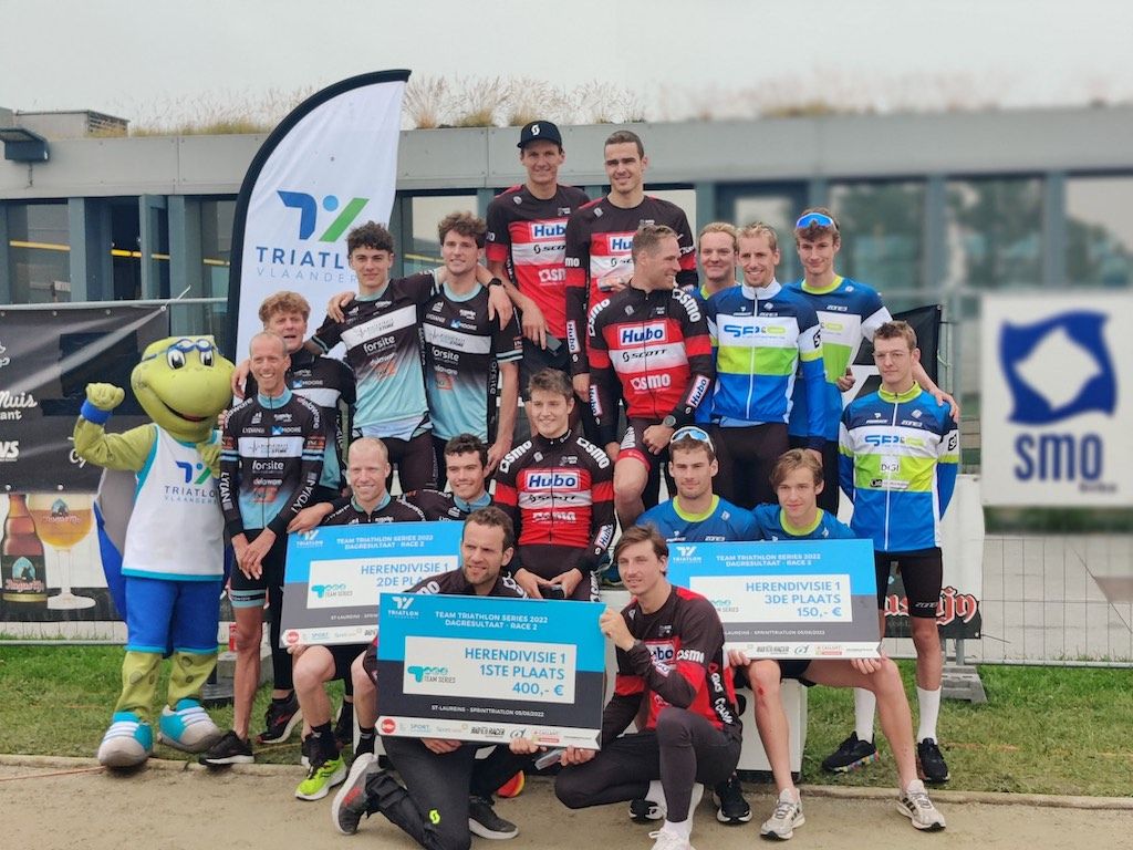 Het ploegenpodium met SMO-Scott als winnaars in Sint-Laureins (foto: 3athlon.be)