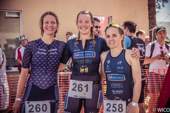 Lore Vanclooster wint na 4 2de plaatsen dan toch Kallemoeie triatlon in Beernem, met Julie Sap (l) en Linde Herreman (r) (foto: Wim Cottyn RR)