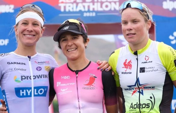 Alexandra Tondeur naast Svenja Thoes en winnares Barbara Riveros Triathlon L Alpe d'Huez 2022 (foto: Triathlon Alpe d'Huez RR)