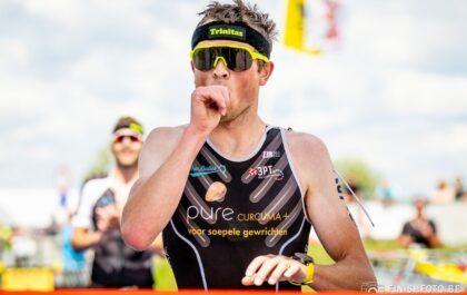 Kersvers papa Brecht De Smedt met duim in de mond aan de finish van de Steengoed Maastriatlon (foto: Finishfoto.be/Jim De Sitter)