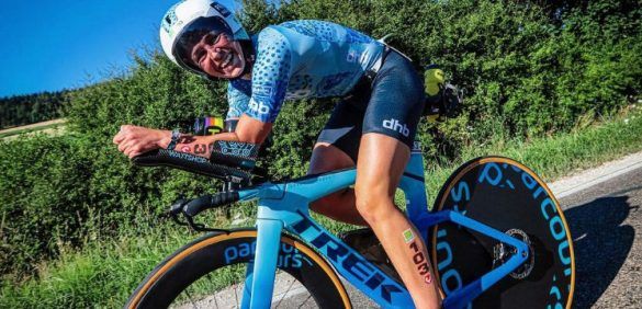 Fenella Langridge met de glimlach op de fiets in Challenge Roth triatlon (foto: Ingo Kutsche)