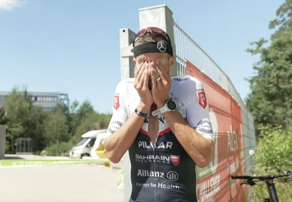 Jan Frodeno in tranen na opgave Challenge Roth (foto: 3athlon.nl)