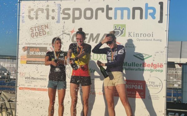Jolien Vermeylen mag met de champagne spuiten tussen Katrien Maes en Charlotte Deldaele in (foto: 3athlon.be)