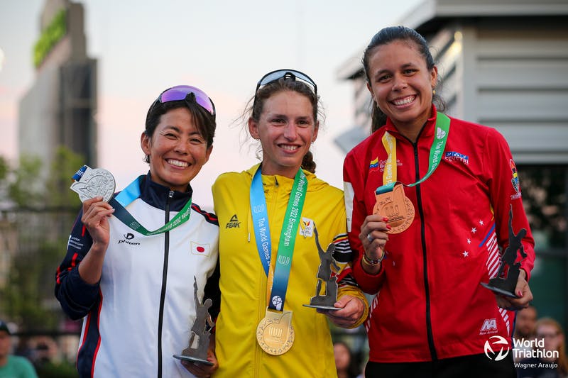 Maurine Ricour met haar gouden medaille op het podium van de World Games in Birmingham (foto: World Triathlon/Wagner Araujo)