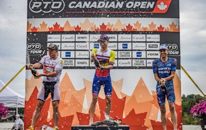 Gustav Iden viert de zege in de Canadian Open op het podium met links Kristian Blummenfelt en rechts Aaron Royle (foto: PTO)