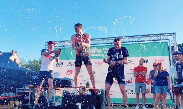 Hans Van den Buverie, winnaar Robin Moussel en Victor Alexandre bestoken elkaar met champagne op het podium in Anhee (foto: 3athlon.be)