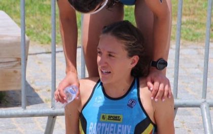 Valerie Barthelemy wordt opgevangen door Claire Michel (foto: Viviane Sloniewicz RR)