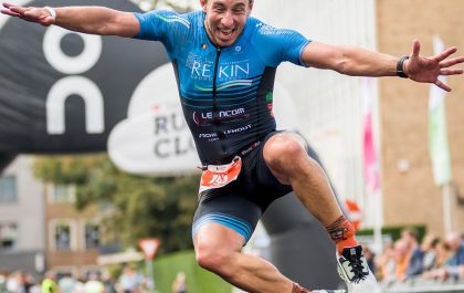 Erik Vanhove met zijn typische jump aan de finish, vorig jaar in de Decospan triatlon van Menen (foto: FInishfoto.be/Jim De Sitter)