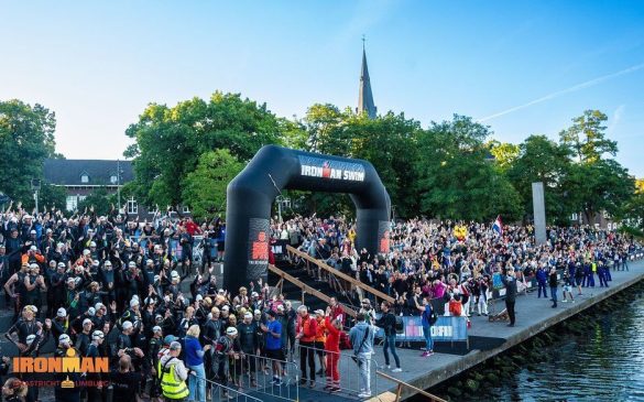 De zwemstart van de Ironman Maastricht 2022 (foto: Ironman Maastricht/Wout)