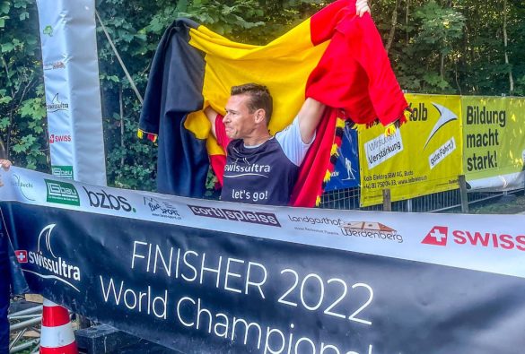 Kenneth Vanthuyne finisht met de Belgische vlag op het WK Deca Ultra Triatlon in Zwitersland (foto: Swissultra RR)