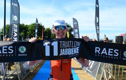 Liesbeth Verbiest pakt knappe zege in 111 triatlon Jabbeke (foto: Finishfoto.be/Jim De Sitter)