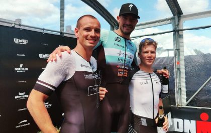 Lukas Bosmans in het midden van het podium tussen Tom Defoort en de Duitser Jannik Stoll in Maastricht (foto; 3athlon.be)