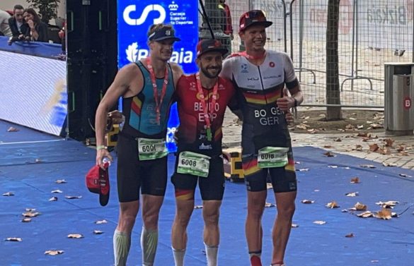 Christophe De Keyser (l) met de zilveren medaille naast Benito en Bogen (r) op het EK halve triatlon in Bilbao (foto; Alain De Keyser)