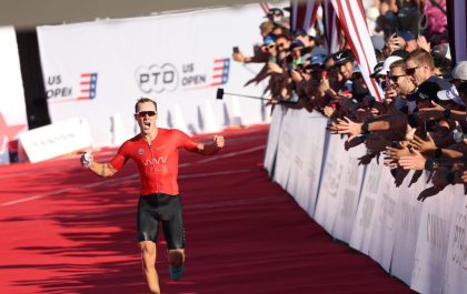 Collin Chartier bij zijn winst in de PTO US Open triatlon (foto: PTO)