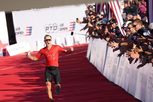 Collin Chartier bij zijn winst in de PTO US Open triatlon (foto: PTO)