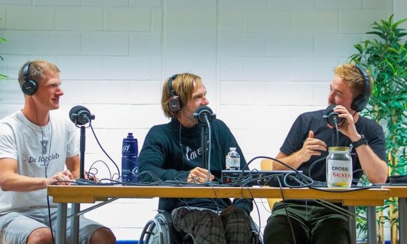 Marc Herremans tussen Seppe Odeyn en Bobby Paesen in de live editie van de Jogclub Podcast (foto: Jogclub Podcast RR)