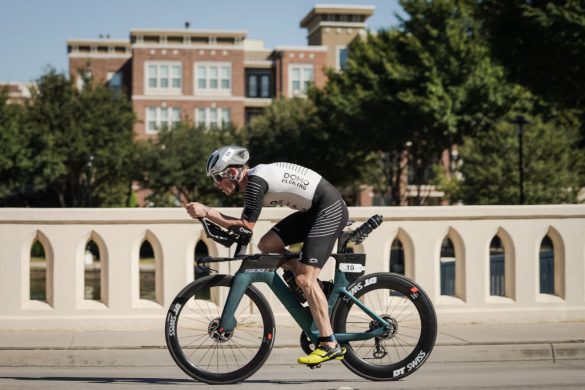 Pieter Heemeryck tijdens het fietsonderdeel in de US Open triathlon in Dallas (foto: PTO)