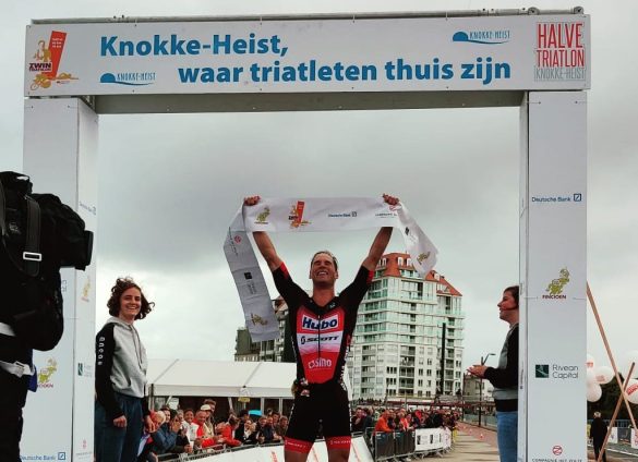 Simon De Cuyper wint de laatste Zwintriatlon in Knokke-Heist (foto: 3athlon.be)
