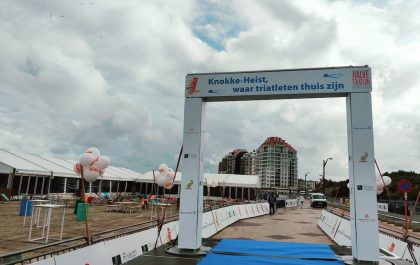 Veel wind aan de finishzone van de Zwintriatlon in Knokke-Heist (foto: 3athlon.be)