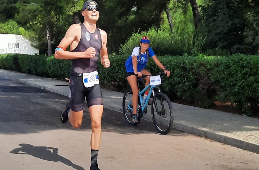 Michael Van Cleven maakt comeback met sterke zege in halve triatlon zonder zwemmen in Mallorca