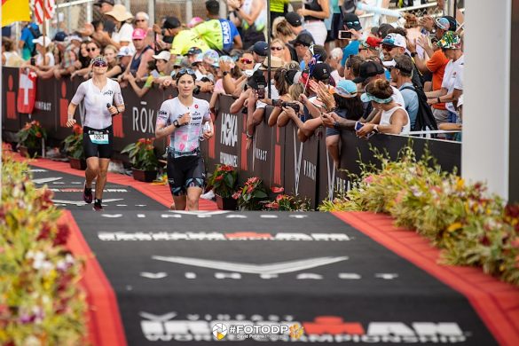 Amber Rombaut aan de finish van het WK Ironman in Hawaii (foto: 3athlon.be/David Pintens)