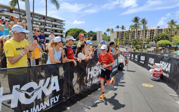 Chelsea Sodaro begon op Palani Road aan een erg snel loopnummer in het WK Ironman in Hawaii (foto: 3athlon.be)