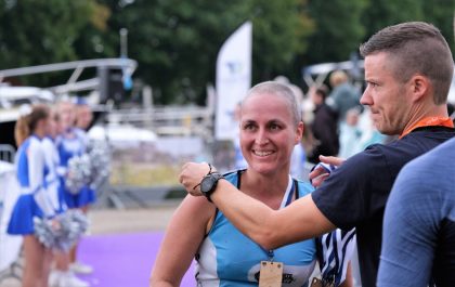 Debby Gabriels bij de finish in de Taxantria duatlon van Turnhout (foto: Taxantria/Peter Van Leuven RR)