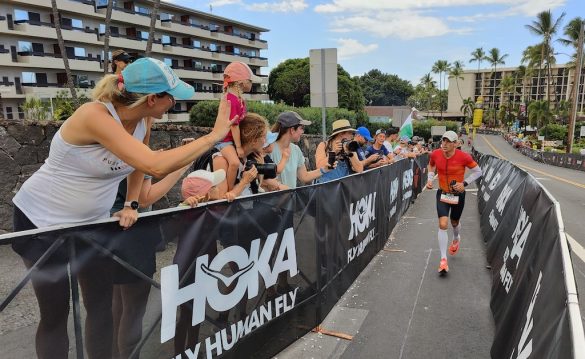 Guillaume Montoisy luid aangemoedigd op Hot Corner in de Ironman Hawaii (foto: 3athlon.be)