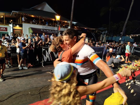 Sebastien Bellin Valt zijn vrouw en dochter in de armen na het WK Ironman in Hawaii (foto: 3athlon.be)