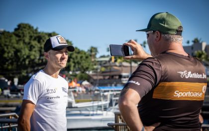 Kenneth Vandendriessche voor de camera van 3athlon.be op de pier in Kailua-Kona (foto; 3athlon.be/David PIntens)